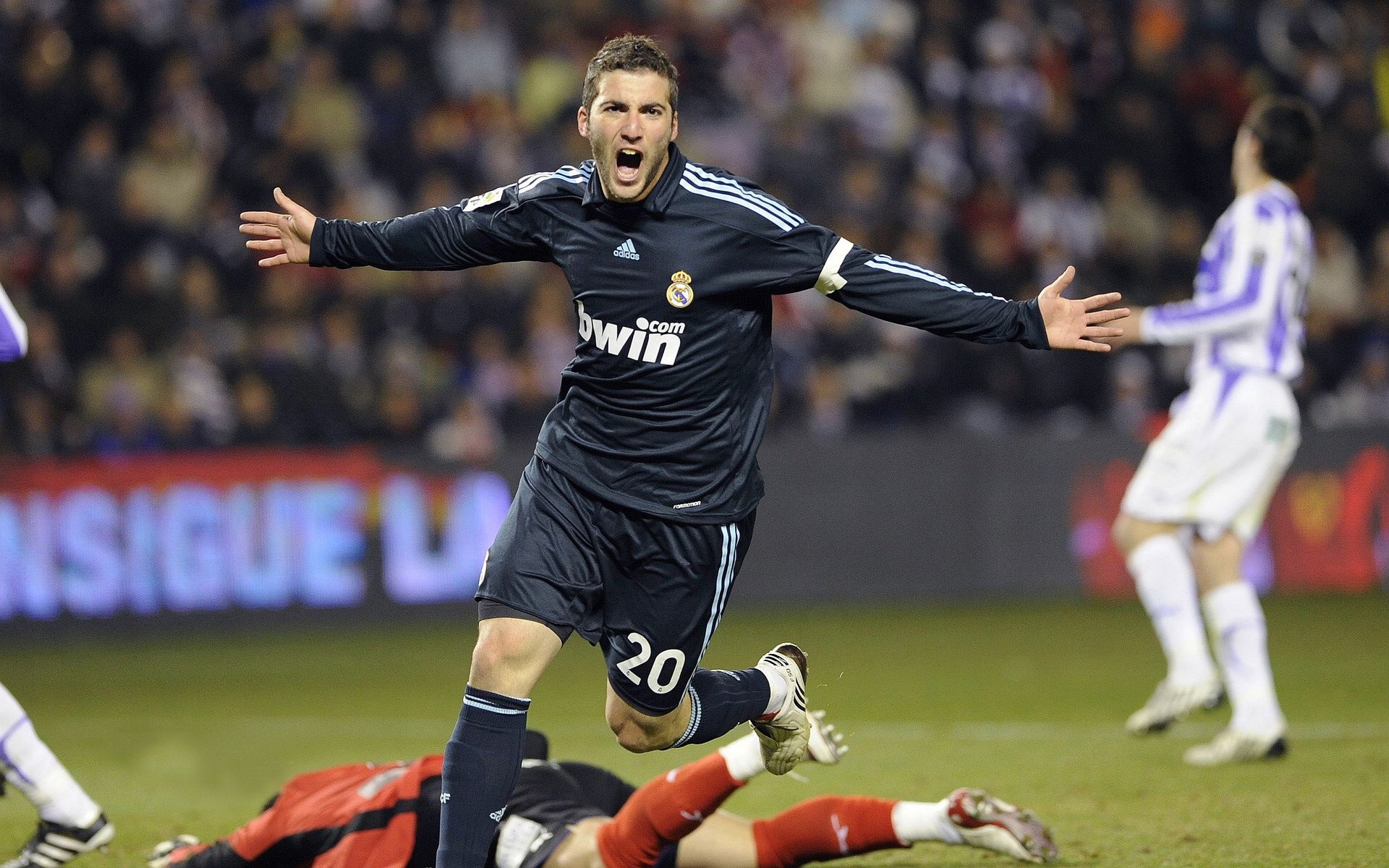 裁判误判争议不断视频回放制度呼声高涨,裁判场上误判怎么办