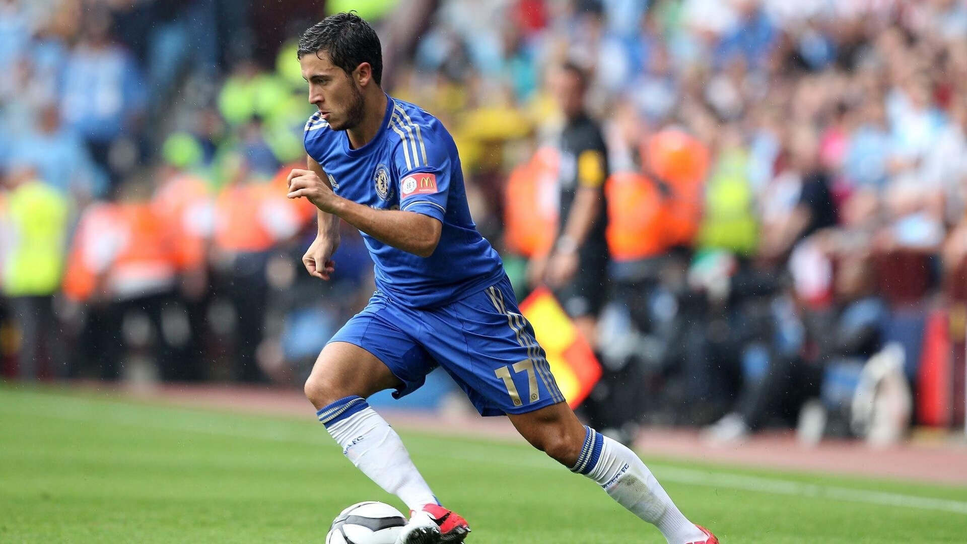 李恩:凭借出色的视野和精准传球,他提升了全黑队进攻效率,李恩壁因一件球衣爆红